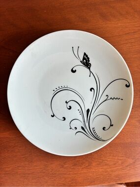 Urban Barn set of 4 White Ceramic Luncheon Plate